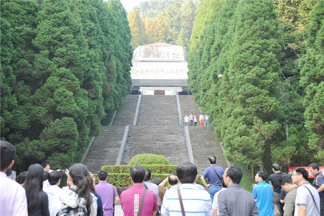 8瞻仰烈士陵园.jpg