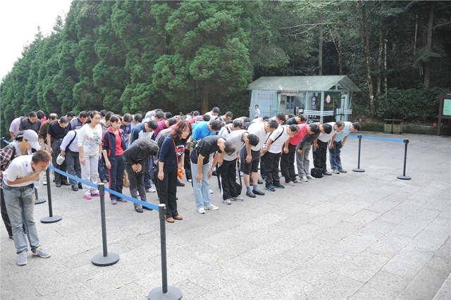 11鞠躬致哀.jpg