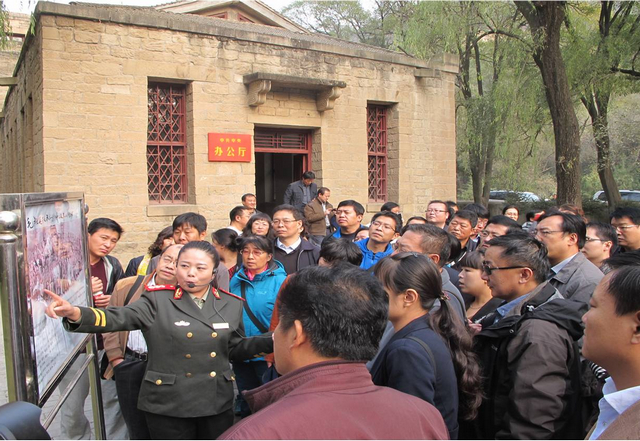 7-培训班在延安现场教学.jpg